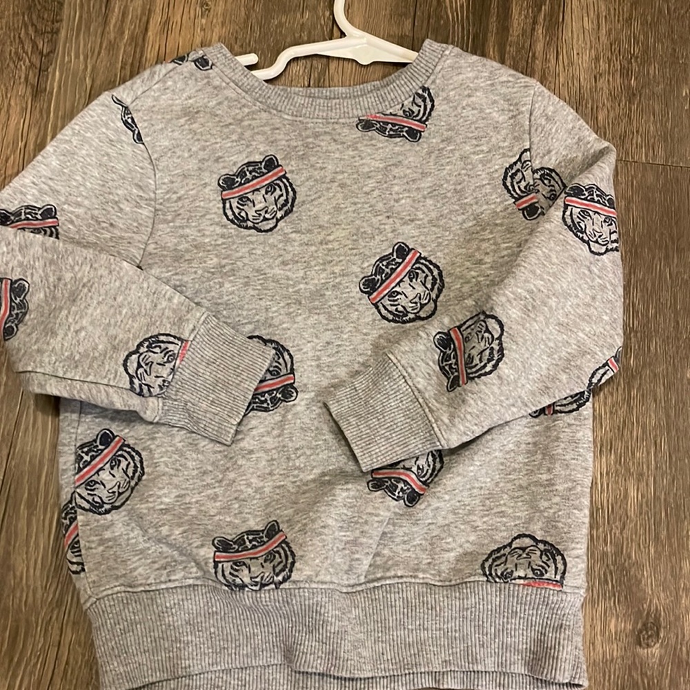Old navy cotton sweatshirt perfect for fall and over tshirts